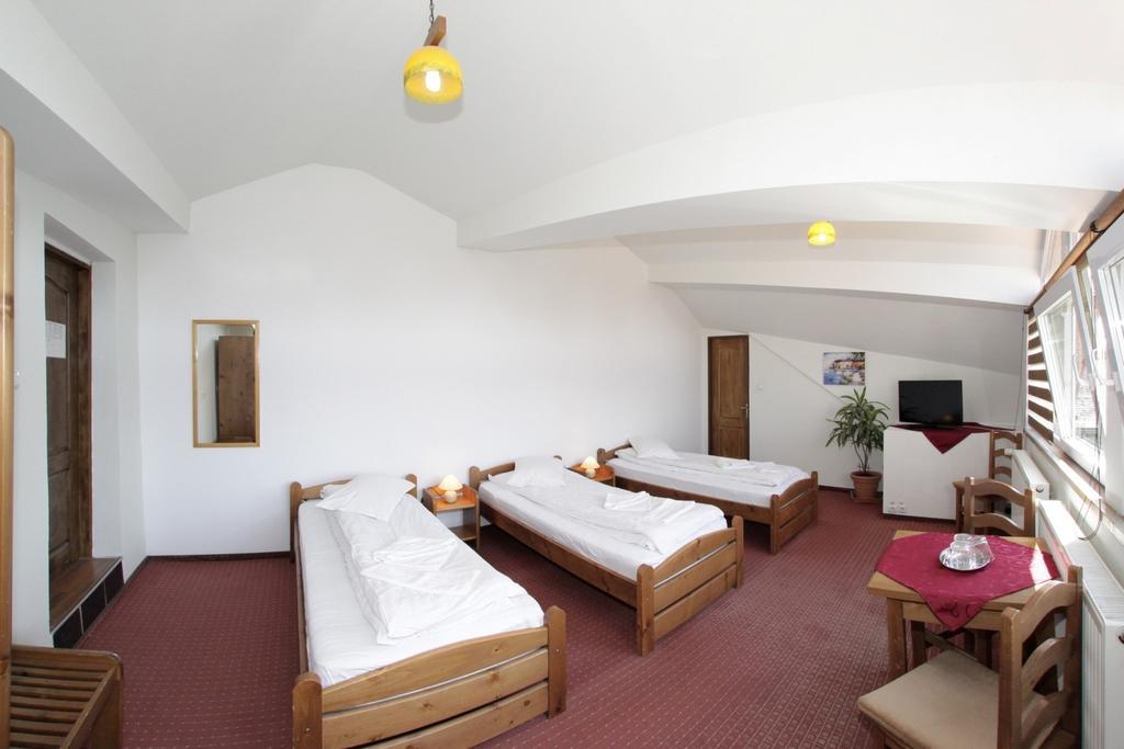 Pensiunea Cocosul Rosuシビウ 部屋 写真